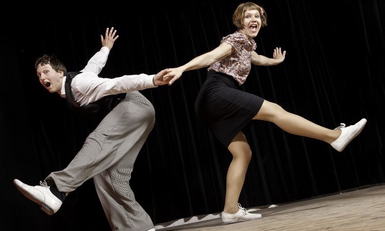 ダンサーの多くは30-50年代スタイルのヴィンテージと快適なダンス・シューズを身に着けています。